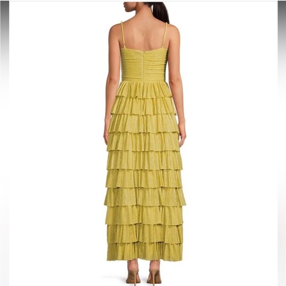 NWT Gianni Bini Grace Metallic Plisse
Sweetheart Neck Cut-Out Tiered Dress - Picture 5 of 9